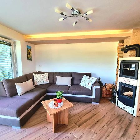 Gartnar Home -Hiska S Pridihom Domacnosti In Pogledom Na Hribe. 라도블리차 외부 사진