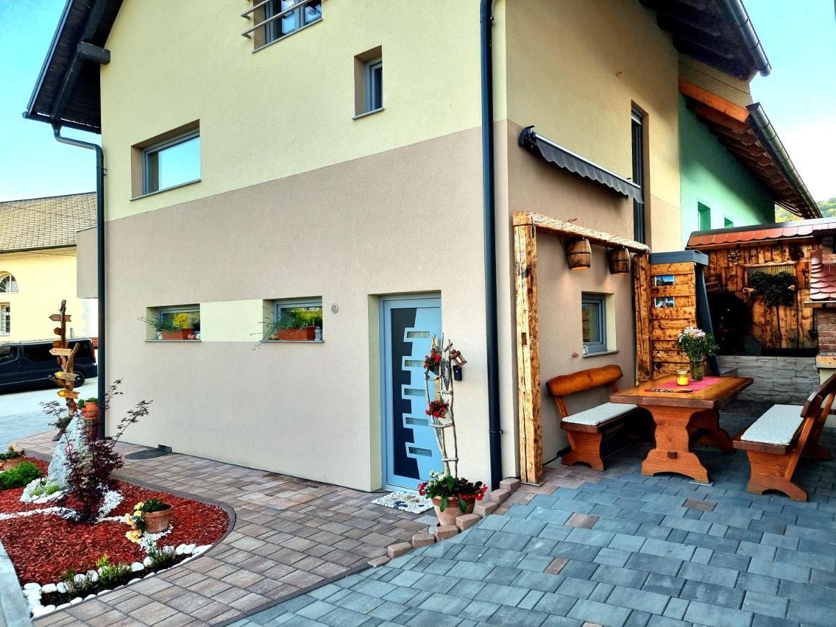 Gartnar Home -Hiska S Pridihom Domacnosti In Pogledom Na Hribe. 라도블리차 외부 사진