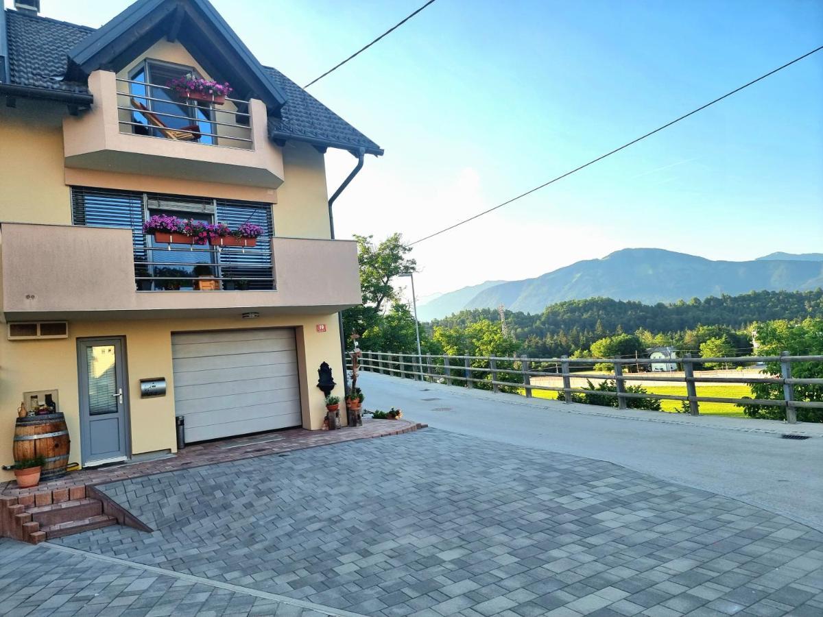 Gartnar Home -Hiska S Pridihom Domacnosti In Pogledom Na Hribe. 라도블리차 외부 사진